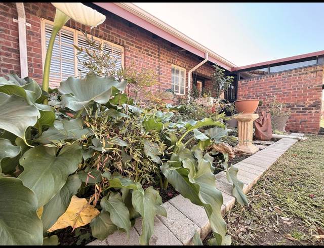 2 BEDROOM TOWNHOUSE FOR SALE IN NEWCASTLE CENTRAL